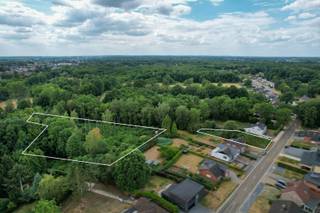 Bent u op zoek naar de ideale locatie om uw droomwoning te realiseren? Dan is deze ruime bouwgrond van 8,5 are absoluut een bezoek waard.<br />Dankzij de royale straatbreedte van maar liefst 21 meter geniet u van tal van bouwmogelijkheden en de vrijheid om een stijlvolle woning met een ruime tuin te ontwerpen.<br />Een extra troef is dat achter het perceel nog enkele bijkomende percelen beschikbaar zijn, gelegen in natuurgebied. Deze zijn bereikbaar via een servitude en bieden een unieke opportuniteit voor wie extra buitenruimte, een groene buffer of een stukje natuur als investering wenst. (Prijs op aanvraag)<br />Interesse? Neem gerust contact met me op voor meer informatie of een bezoek ter plaatse.<br />hallo@nielsvastgoed.be<br />0491 15 30 43