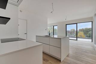 Exclusief penthouse met breed zuidterras – 2 slpks, 2 badk. – centrum Merelbeke In dit stijlvolle nieuwbouwproject op de historische tramsite wacht een bijzonder penthouse op de derde verdieping. Met een terras over de volledige breedte, volledig zuidgericht, geniet je hier de hele dag van licht en zon. De leefruimte is ruim, lichtrijk en ademt openheid. De moderne keuken met kookeiland vormt het hart van de woning, ideaal om samen te koken en gezellig te tafelen. Troeven van dit penthouse: • Lichtrijke leefruimte met een zee van ruimte • Moderne open keuken met kookeiland • 2 volwaardige slaapkamers • 2 hedendaagse badkamers • Groot zuidgericht terras over de volledige breedte • Energiezuinig, instapklaar en rustig gelegen • Op wandelafstand van winkels, horeca en openbaar vervoer Praktische extra’s: • Private berging en gesloten garagebox en/of ondergrondse staanplaats verplicht bij aan te kopen Een penthouse dat rust en ruimte combineert met een topligging in hartje Merelbeke. Exclusief te koop aangeboden via de Oximo online verkoopsprocedure. Voor registratie en aanvaarding van de verkoopsvoorwaarden zie www.oximo.be.