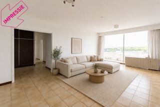 Locatie<br /><br />Op zoek naar een ruim appartement op een centrale locatie in Berchem? Dit appartement aan de Frans De Vriendtstraat geniet van een uitstekende ligging, vlak bij winkels, scholen, openbaar vervoer, parken en de belangrijkste invalswegen. Bovendien bereik je het stadscentrum in een mum van tijd.<br /><br />Indeling<br /><br />Het appartement is gelegen op de dertiende verdieping en beschikt over een doordachte indeling. Via de inkomhal met vestiairekast kom je in de lichtrijke leefruimte. De keuken is apart. Verder zijn er drie volwaardige slaapkamers, een badkamer, een nachthal en een apart gastentoilet.<br /><br />Een absolute troef is het ruime, overdekte terras van maar liefst 18 m² met een gunstige zuidoostoriëntatie. Het terras is bereikbaar via de schuiframen in de leefruimte en via de deuren in de keuken en twee van de slaapkamers, waardoor je optimaal van de buitenruimte geniet.<br /><br />Bij het appartement horen bovendien een privatieve kelderberging, een gemeenschappelijke fietsenstalling. Daarnaast is er een ondergrondse autostaanplaats die verplicht mee aan te kopen is voor € 15.000<br /><br />Belangrijke troeven<br /><br />-Ruim appartement<br />- Groot terras<br />- Dak vernieuwd in 2018<br />- Fietsenstalling<br />- Mobiscore 9.7<br /><br />Verplichte vermeldingen <br />-EPC: 117 kwh/m²<br />- P-score: D<br />- G-score: C<br />-Stedenbouw in aanvraag