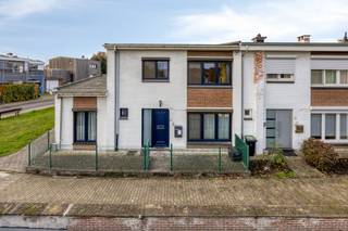 <h3><strong>Rustig wonen in gegeerd Heverlee: lichtrijk met 5 kamers en recent vernieuwd.</strong></h3><p>In hartje Egenhoven, in een groene en rustige woonwijk waar buren elkaar nog kennen en mensen graag blijven wonen, vind je deze charmante halfopen woning. Een plek met rust in zicht, maar tegelijk verrassend dicht bij alles ligt. Hier woon je stil, maar nooit afgelegen, met het stadscentrum van Leuven op slechts drie kilometer, en Gasthuisberg, IMEC en Campus Arenberg praktisch om je hoek.</p><p>Bij het binnenkomen voel je de openheid van de woning. De leefruimte strekt zich uit van voor tot achter, waardoor het licht van twee kanten binnenvalt. De grote ramen en het schuifraam naar het terras creëren een natuurlijke verbinding tussen binnen en buiten. En ook je keuken sluit hier perfect op aan. Dankzij de doordachte indeling geniet je op het gelijkvloers écht van alle comfort. Zo tref je er ook twee kamers én een badkamer met wasruimte. Resultaat? Een woning die in opties baadt. Want boven leg je opnieuw maar liefst 3 slapers te rusten. Zij maken zich klaar voor de dag in de tweede badkamer met douche, wastafel en toilet. Praktisch als comfortabel.</p><p>Buiten wacht een zonnige, volledig omheinde tuin met een gezellig terras: deels overdekt, zodat je écht elk seizoen een drankje in de buitenlucht kan doen. Bovendien laat het zijpoortje je toe eenvoudig met de fiets te vertrekken, en nieuwe adresjes te ontdekken. Want je ligging, die is rustig en toch centraal. Op wandelafstand vind je scholen, een apotheek, de scouts, het Egenhovenbos, cafés en zelfs twee Michelin restaurants. Een bushalte om je hoek, en de oprit van de E40 bereik je in slechts minuten.</p><p>Tot slot is deze woning op energetisch vlak helemaal mee met haar tijd. Want dankzij zonnepanelen, een thuisbatterij, meerdere lucht-luchtwarmtepompen/airco’s, een condenserende gasketel en nieuw pvc-buitenschrijnwerk met hoogrendementsbeglazing woon je hier zorgeloos én toekomstgericht. Kers op de taart? Geen renovatieplicht.</p><p>Kortom, zie jij jezelf hier instapklaar wonen, in een buurt die je charmant met open armen ontvangt? Geef Jes dan snel een seintje. Zo ben jij het die hier in alle rust zal wonen: morgen, en in alle jaren die volgen. </p><figure><div></div></figure>