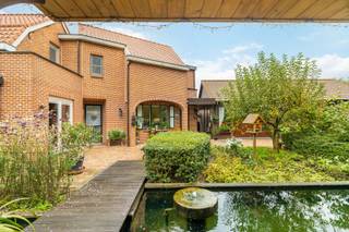 <p>Ontdek deze uitzonderlijke kangoeroewoning op een prachtig perceel van maar liefst 1440 m²</p>
<p></p>
<p>Het hoofdgebouw verwelkomt u met een aangename woonkamer met bureaugedeelte en ingebouwde kasten, een aangename en lichtrijke leefkeuken met aansluitende berging/wasplaats en een apart toilet.</p>
<p>Op de bovenverdieping bevinden zich drie slaapkamers en een comfortabele badkamer.</p>
<p></p>
<p>Het bijgebouw is volledig ingericht als aparte woonunit en beschikt over een gezellige leefruimte met open keuken, een slaapkamer en een eigen badkamer.</p>
<p>Ideaal voor kangoeroewonen; inwonende ouders of opgroeiende kinderen die toch hun eigen plek wensen of een zelfstandige praktijk, bureau, enz…</p>
<p></p>
<p>De prachtig aangelegde tuin is een echte troef, met twee terrassen: één aan het bijgebouw en een tweede bij de vijver waar het heerlijk rustig vertoeven is.</p>
<p>Achteraan vindt u een volledig ingerichte moestuin en twee extra tuinbergingen.</p>
<p></p>
<p>Verder beschikt de woning over een ruime oprit met carport voor drie wagens en een ruime opslagplaats/garage.</p>
<p></p>
<p>Deze instapklare woning biedt een unieke combinatie van ruimte, rust en comfort. Een buitenkans die u niet wilt missen!</p>
<p></p>
<p>Wees er snel bij en plan vandaag nog uw bezoek Bovenkant formulier</p>
<p>Onderkant formulier</p>
<p>via mail naar nele@cornelis-goeman.be of bel 0470/79 66 20</p>
<p></p>
<p>De opgegeven informatie en oppervlaktes zijn informatief en niet bindend.</p>