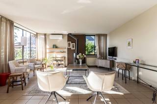 Vrijstaande, ruime gezins<strong>woning </strong>met <strong>5-7 slpk</strong>. en/of mogelijkheden tot kantoor - beroep aan huis.<br /><br /><span>INDELING:</span><br />- Inkomhal met vestiaire en toilet<br />- Lichtrijke leefruimte met houtkachel en <strong>open keuken</strong><br />- Bijkeuken - berging<br />- <strong>2 polyvalente ruimtes</strong> in te richten naar wens (<strong>praktijk, kantoor, slaapkamer</strong>,...)<br />- Ruime kelder: bergruimte<br /><br /><strong>Eerste verdieping:</strong><br />-<strong> 4 slaapkamers</strong><br />- Dressing<br />- Badkamer<br /><br /><strong>Tweede verdieping:</strong><br />- <strong>5e slaapkamer<br /></strong>- Bergruimte<br /><br />Buiten vinden we een zuidoost georiënteerde <strong>tuin met ruim terras</strong>, <strong>achteringang</strong> met ruime <strong>carport</strong>, alsook een carport aan de zijkant van de woning. <br /><br /><span>BIJZONDERHEDEN:</span><br />- <strong>22 zonnepanelen</strong><br />- <strong>EPC B</strong><br />- Ruime woning met praktijk/ kantoorruimtes, zorgwonen, extra slaapkamers,...<br />- Vlakbij de <strong>Nederlandse grens</strong> gelegen