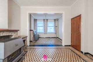 Deze hoekwoning op de baan Waregem-Nokere werd gebouwd in 1936 op een perfecte ligging met parkeerruimte voor de deur.<br />Er is een zijpoort naast de woning wat het interessant maakt om met fiets en/of andere zaken te passeren.<br />Bestaande uit: Inkomhal, leefruimte met toegang achteraan naar keuken, afzonderlijk toilet, badkamer en daarna terras en diepe tuin met tuinberging.<br />Op het 1ste verdiep zijn er 3 mooi afgewerkte ruimtes waarvan 2 grote slaapkamers en een 3de kamer mogelijks in te richten als badkamer (voor wie dit wenst).<br />De toegang naar de grote zolder gebeurt via een vaste trap en kan mits isoleren nog volledig afgewerkt worden naar extra kamer (s).<br />De woning vraagt wat opfrissing en kleine renovatie. Verwarming met kachels op stookolie.<br />Totale grondoppervlakte 313m², bewoonbare oppervlakte 113m². Geen overstromingsgebied (P-en G-score A). EPC 925kWh/m² - label F - UC3807620 (renovatieplicht binnen de 6 jaar na akte).