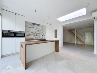 <p>Kwalitatief gerenoveerde woning met stijlvolle afwerking en sterke aandacht voor energiezuinigheid, gelegen op minder dan 2 km van het historisch centrum van Brugge. Winkels, diensten en belangrijke verbindingswegen bevinden zich in de nabije omgeving. De woning omvat een inkomhal met apart gastentoilet, een gezellige leefruimte met zithoek en een prachtig afgewerkte open keuken met eiland en eethoek. Dankzij het grote schuifraam staat de leefruimte rechtstreeks in verbinding met het terras en de tuin, waardoor binnen en buiten mooi in elkaar overvloeien. <br /><br />Op de eerste verdieping bevinden zich de eerste slaapkamer, een apart toilet en een stijlvol afgewerkte badkamer met inloopdouche, ligbad en lavabomeubel. De zolderverdieping werd optimaal benut en ingericht met 2 volwaardige slaapkamers. Via een trapluik is er bovendien toegang tot een extra bergzolder.</p>
<p>Extra troeven:</p>
<ul>
<li>Energiezuinig (EPC A)</li>
<li>Vloerverwarming via Daikin-warmtepomp</li>
<li>10 zonnepanelen</li>
<li>Mechanisch ventilatiesysteem D</li>
<li>Airco’s in slaapkamers en leefruimte</li>
<li>Hoogwaardige en stijlvolle renovatie</li>
<li>Conforme elektrische keuring</li>
<li>Regenwaterput van 5.000 liter</li>
<li>Terras en tuin</li>
<li>Op minder dan 2 km van historisch centrum Brugge</li>
</ul>
<p>Deze woning is te koop ZONDER makelaar via het concept van Smart Houses! Wenst u verdere inlichtingen of een bezoek? Contacteer rechtstreeks de eigenaar via +32483739494</p>