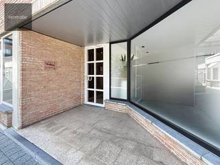 Ruim zeer lichtrijk hoek appartement in hartje Waregem bestaande uit inkomhal met vestiaire en apart gastentoilet, zeer lichtrijke ruime...