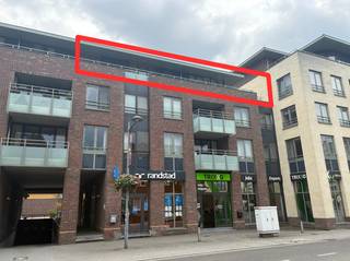 Dit uitstekend onderhouden appartement bevindt zich op de derde verdieping in het centrum van Bree. <br /><br />Het appartement omvat een ruime leefruimte met aansluitend een volledig ingerichte keuken met alle comfort vandien. Daarnaast is het appartement voorzien van een lange nachthal die toegang biedt tot twee slaapkamers waarvan één reeds wordt gebruikt als bureauruimte, een apart toilet, geïnstalleerde badkamer met douche en badkamermeubel en tot slot de technische ruimte die ook gebruikt kan worden als wasplaats. <br /><br />Daarnaast beschikt het appartement over een autostaanplaats en een praktische kelderberging. Zowel het appartement als de autostaanplaats en berging zijn perfect bereikbaar via de trap of met de lift.<br /><br />Dankzij de ligging zijn winkels, scholen, horeca en openbaar vervoer vlot bereikbaar te voet of met de fiets.<br /><br />Huurprijs: 870,00 EUR/maand<br />Plaatsbeschrijving: 250,00 EUR incl. BTW<br />Vaste kosten: 90,00 EUR/maand (forfaitair bedrag)