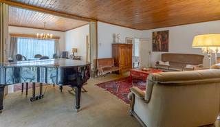 <p>Zeer ruime bungalow met 5 slaapkamers, grote tuin en dubbele garage te Zellik (Asse).</p><p>In een rustige, residentiële wijk bevindt zich deze ruime bungalowwoning met maar liefst vijf slaapkamers, een dubbele garage en tal van praktische bergruimtes. Dankzij de functionele indeling, de mooie leefruimte met groot terras en het ruime perceel van 12a 25ca biedt deze woning heel wat mogelijkheden voor wie op zoek is naar een ruime gezinswoning.</p><p>Bij het betreden van de woning kom je in een ruime inkomhal die toegang biedt enerzijds de nachthall met meerdere kamers, alsook een bureel vooraan en de leefruimte met aparte keuken.</p><p>De L-vormige leefruimte biedt voldoende plaats voor een zit- en eethoek en geniet van een mooi zicht op de tuin, met rechtstreekse toegang tot het terras. Aansluitend bevindt zich de aparte keuken.</p><p>Verder beschikt de woning over vijf slaapkamers met elk een washoek, een badkamer, een apart toilet en een afzonderlijke bureauruimte, vooraan bij de inkom.</p><p>Deze indeling is bijzonder geschikt voor grotere gezinnen en biedt ruimte voor een eigen werkplek, hobbykamer of andere functies.</p><p>De eigendom is gelegen op een perceel van 1.225 m², met een grote tuin en terras, waar het aangenaam vertoeven is, de woonst is rondom voorzien van leuke en speelse beplanting wat zorgt voor discretie en een veilige speelomgeving.</p><p>Ook op het vlak van bergruimte is er geen gebrek. De woning is volledig onderkelderd en beschikt over meerdere praktische bergruimtes en een dubbele garage. Daarnaast is er een ruime stockagezolder, bereikbaar via een uittrekbare trap, die nog extra opbergmogelijkheden biedt.</p><p>De ligging is een pluspunt. Winkels, scholen, openbaar vervoer en invalswegen bevinden zich in de nabijheid.</p><p>Hoewel renovatiewerken nodig zijn, biedt deze ruime bungalow heel wat potentieel om er een thuis naar eigen smaak van te maken</p><p>Wenst u deze eigendom te bezichtigen? Maak eenvoudig een afspraak via de website van Living Stone of via 02 466 05 75.</p>