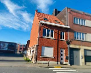 In de Kasteelstraat 42 te Nederbrakel bevindt zich deze halfopen renovatiewoning in de dorpskern. De woning beschikt over een bewoonbare...
