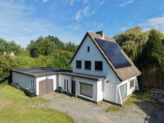 <br />Deze stijlvolle woning, gerenoveerd in 2023, geniet van een rustige en groene ligging in Schilde met een prachtig open zicht over de achterliggende weilanden.<br /><br />Op het gelijkvloers bevinden zich een ruime en lichtrijke leefruimte met volledig geïnstalleerde keuken,voorzien van een 5-pits gasvuur met dampkap, een hetelucht-oven, vaatwasser en een Amerikaanse ijstkast, een royale master bedroom met dressing en ensuite badkamer, een wasruimte en een apart toilet.<br /><br />De eerste verdieping beschikt over twee slaapkamers en twee badkamers.<br /><br />De ruime tuin vormt samen met het zwembad een heerlijke buitenomgeving om in alle rust te genieten van de groene omgeving. Het zwembad is niet verwarmd.<br />Verder beschikt de woning over een ruime garage en 22 zonnepanelen.<br /><br />Met een EPC van 204 kWh/m² jaar (label C)bevindt de woning zich bovendien dicht bij label B.<br /><br />Een comfortabele en instapklare woning die ruimte, privacy en een uitzonderlijke groene omgeving combineert.