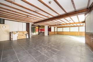 <strong>Zeer landelijk maar toch centraal gelegen gebouw voor gemengd gebruik met een oppervlakte van maar liefst 873 m², op een perceel van 1016m²! EPC label x 721 kWh/m².<br /><br />Ligging</strong>: landelijk en rustig gelegen maar het centrum bevindt zich slechts op 10 minuutjes wandelen, daarnaast bereikt u op een kwartiertje rijden zowel de E34 als de E313.<br /><br /><strong>Omschrijving</strong>: het exterieur van het handelspand werd reeds grondig onder handen genomen. Zo werd het gebouw voorzien van een nieuw, zeer hoogwaardig afgewerkt dak (inclusief isolatie) en werden de ramen overal vervangen. De nutsvoorzieningen werden van de straatkant tot binnenin volledig vernieuwd. <br /><br />Het interieur kan u nog volledig naar eigen wensen en zinnen opdelen en inrichten. Met een gelijkvloerse oppervlakte van zo'n 623 m² met bijkomend een eerste verdieping van 250 m² zal er aan ruimte in ieder geval geen gebrek zijn. Via de oprit aan de linkerzijde komen we achteraan bij een grote poort (originele kasteelpoort uit Frankrijk) waardoor er een handige toegang is voor bijvoorbeeld leveringen of het binnenrijden van voertuigen. Hoewel het gebouw volledig ingericht kan worden als een handelsruimte, heeft u ook nog verschillende mogelijkheden tot het integreren van een privéwoongelegenheid. Momenteel is de handelszaak opgesplitst in verschillende compartimenten, het plan in bijlage biedt hier meer duidelijkheid overheid. <br /><br />Om even back to the roots te gaan was dit handelspand de voormalige huisvestiging van het welbekende Klaveren3. Het werd uitgebaat door charmezanger Marc Dex, de vader van de fameuze Barbera Dex. Hij ontving hier zeer veel bekenden zoals bijvoorbeeld Helmut Lotti, Margriet Hermans, Eddy Wally, De Strangers, ... die hier op de iconische en bovendien in stand gehouden witte muren hun handtekening neerpenden. <br /><br /><strong>Bijzondere informatieplicht</strong>: in aanvraag.