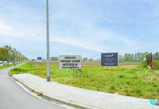 Deze gunstig gelegen bouwgrond van 1102 m² biedt de ideale combinatie van wonen en werken. Gelegen langs de Ringlaan (N50) geniet het perceel van...