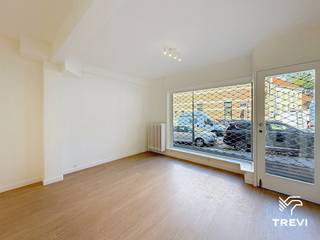 ANDERLECHT – Ideaal gelegen aan het mooie Dapperheidsplein, in het historische hart van de gemeente, op een steenworp van de metro, winkels en scholen, schitterend gerenoveerd 1-slaapkamerappartement van ±67m² bewoonbare oppervlakte gelegen op het gelijkvloers. Het appartement bestaat uit een inkomhal met apart toilet, een ruime en lichte woonkamer van ±20m², een open volledig uitgeruste keuken van ±10m² (oven, kookplaat, dampkap, koelkast/vriezer, vaatwasser) met toegang tot een aangename binnenkoer van ±12,5m², en een mooie slaapkamer van ±14,5m² met ensuite douchekamer (douche, wastafel, wasruimte). Provisie voor lasten van € 25/maand (gemeenschappelijke delen). EPC G! Onmiddellijk beschikbaar. Afmetingen worden ter indicatie gegeven.<br /><br />
<p><u>Op het gelijkvloers:</u></p>
<ul>
<li>Inkomhal met apart toilet</li>
<li>Woonkamer van ±20m² (4,57 x 5,36)</li>
<li>Open volledig uitgeruste keuken van ±10m² (oven, kookplaat, dampkap, koelkast/vriezer, vaatwasser) met toegang tot de binnenkoer van ±12,5m²</li>
<li>Slaapkamer van ±14,5m² (5 x 2,91) met ensuite douchekamer (douche, wastafel, wasruimte)</li>
</ul>
<p> </p>
