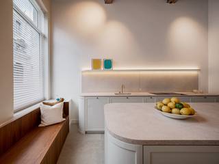 Situated on the iconic Sint-Jansplein in the historic heart of Bruges, this characterful townhouse embodies a rare harmony between...