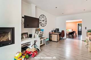 <p><span>Perfect instapklare woning met 2 slaapkamers en bureehoekl, gunstig gelegen te Sint-Katelijne-Waver.</span></p><p><span> </span></p><p><span>Deze mooie woning werd quasi volledig gemoderniseerd en geoptimaliseerd sinds 2010. De woning is voorzien van alle moderne comfort, zoals o.a. zonnepanelen en een recente condensatieketel op aardgas. Dak en dakisolatie werden vernieuwd en er werd recent een nieuwe badkamer met inloopdouche geplaatst. De woning is functioneel ingedeeld en beschikt over lichtrijke woonruimtes. Op het gelijkvloers is er een gezellige woonkamer met zithoek en bureauruimte en aansluitend eetkamer, een ideale thuis om mensen te ontvangen. De geïnstalleerde keuken centraal tussen leefruimte en terras met tuin maakt het geheel compleet. De badkamer met knappe inloopdouche werd volledig gemoderniseerd. Op de eerste verdieping zijn er in totaal 2 slaapkamers. Een praktische kelder en bergruimte bieden heel wat stockageruimte. En indien u niet binnen wenst te vertoeven, kan u heerlijk tot rust komen in de aangename, oost georiënteerde tuin met deels overdekt terras.</span></p><p><span> </span></p><p><span>Een unieke kans voor wie een woning zoekt gelegen nabij een landelijk dorpscentrum met scholen, winkels, sport- en ontspanningsmogelijkheden, als ook op een boogscheut van het bruisende stadscentrum van Mechelen.</span></p><p><span>Vlotte bereikbaarheid is tevens een troef, een centrale ligging tussen Brussel en Antwerpen, treinstation en fietsostrade.</span></p><p><span> </span></p><p><span>Bezoek enkel na afspraak, vrijblijvende info op kantoor: 015/755 444 of <span>info@immovercammen.be</span></span></p><p><span>Beschikbaarheid overeen te komen.</span></p><p><span> </span></p>