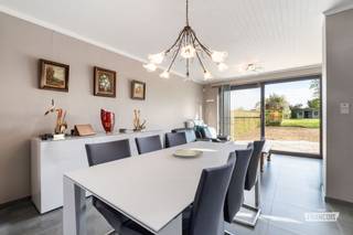 Nabij het centrum van Brakel, doch rustig gelegen, ontdek je deze karaktervolle gezinswoning op een ruim perceel van 2.130 m². <br /><br />De woning biedt aangename leefruimtes met veel licht, drie volwaardige slaapkamers en een vernieuwde badkamer. De kelder zorgt voor praktische bergruimte. Daarnaast biedt de ruime, nog in te richten zolder mogelijkheden voor wie extra ruimte naar eigen wens wil creëren.<br /><br />Een bijzondere troef is de ruime garage, die ook dienst kan doen als opslagplaats, kleine loods of creatieve werkruimte. De oprit aan de zijkant van de woning biedt een praktische toegang tot het perceel. Zonnepanelen en EPC-label D vervolledigen het geheel.<br /><br />Interesse? Neem gerust contact op voor meer informatie of om uw bezoek in te plannen.<br /><br />Ook benieuwd naar de waarde van jouw eigendom? Contacteer Stefanie via stefanie@immofrancois.be voor een gratis en vrijblijvende waardebepaling. <br /><br />
