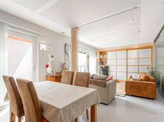 Dit appartement op het gelijkvloers, gelegen in het centrum van Oostrozebeke, biedt een uitstekende combinatie van commerciële en residentiële mogelijkheden. Momenteel wordt het pand ingericht en gebruikt als appartement, maar dankzij de praktische indeling is het perfect geschikt als handelszaak, praktijkruimte, kantoor of vrij beroep.<br /><br />Bij het betreden van het pand komt u terecht in een inkomhal met aansluitend een gang. Rechts bevindt zich een zeer ruime open ruimte met grote etalage, wat zorgt voor veel natuurlijke lichtinval en een uitstekende visibiliteit. Deze ruimte kan perfect ingericht worden als handelsruimte, praktijk of kantoor, maar kan evengoed dienst doen als leefruimte met slaapkamer indien gewenst.<br /><br />Verder beschikt het pand over een badkamer, uitgerust met een lavabo en douche. Achteraan bevindt zich een afzonderlijke, afsluitbare ruimte die momenteel is ingericht als eetplaats met salonhoek en een kitchenette. <br /><br />Achteraan is er bovendien een gezellig koertje met uitweg, wat een extra troef vormt.<br /><br />Extra troef: een garage is optioneel bij aan te kopen voor €30.000.<br /><br />Dankzij de centrale ligging, de grote etalage en de flexibele indeling biedt dit pand tal van mogelijkheden voor zowel ondernemers als investeerders. Contacteer ons vandaag nog voor een bezoek!