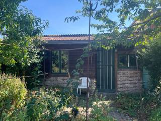 Maison mitoyenne idéalement située à vendre sur un terrain bien orienté de 290 m² le long de l'Oude Hoogweg à Sint-Kruis (Bruges). Cette charmante maison (3 chambres, abri voiture, grand abri de jardin) est située à deux pas du Moerkerkse Steenweg/Bisschopsdreef et bénéficie d'un emplacement calme et central à proximité de nombreuses commodités telles que les grands magasins (Colruyt, Delhaize, Carrefour...), les commerces de proximité, les écoles (SASK, OLVA...), les transports en commun, le complexe sportif (Bloso, Interbad)... <br /><br />Disposition (environ 176 m2 de surface habitable) : <br />* Rez-de-chaussée :<br />- Hall d'entrée spacieux ;<br />- un salon lumineux ; <br />- cuisine équipée ;<br />- une salle de rangement/buanderie pratique ;<br />- toilettes séparées ;<br />- jardin bien orienté (290m2) avec terrasse paysagée + abri de jardin spacieux.<br />* Premier étage : <br />- Hall de nuit ; <br />- chambre 1 ;<br />- chambre 2 ;<br />- salle de bain (avec douche, lavabo et toilettes)<br />* Deuxième étage : <br />- spacieuse chambre 3 ;<br />- rangement pratique dans le grenier. <br /><br />Registre des mesures: non
