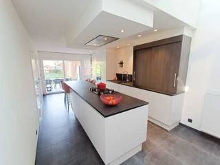 Instapklare woning met 3 slaapkamers, 2 badkamers en zonnige tuin (EPC B)<br /><br />Charmante en volledig gerenoveerde woning op toplocatie in het centrum van Kapellen, op wandelafstand van winkels, scholen, park, bos en openbaar vervoer.<br /><br />Deze instapklare woning combineert ruimte, comfort en energiezuinig wonen (EPC B). De lichtrijke leefruimte met gezellige gashaard sluit naadloos aan op de moderne open keuken met kookeiland. Via het grote schuifraam bereik je het terras en de zonnige, privatieve tuin met groot tuinhuis.<br /><br />Op het gelijkvloers bevinden zich verder een douchekamer en praktische wasruimte.<br /><br />Op de verdieping vind je 3 volwaardige slaapkamers en een tweede badkamer. Dankzij airconditioning in leefruimte en slaapkamers geniet je het hele jaar door van optimaal comfort.<br /><br />Extra troeven: volledig gerenoveerd in 2014 (van riolering tot dak) - EPC B - airco aanwezig - 2 badkamers - asbestvrij - regenwaterput 3000L - elektriciteit conform - kelder, bergzolder en ruime berging - elektrische rolluiken en vliegenramen.<br /><br />Een warme, verzorgde woning waar je meteen kan intrekken. Contacteer ons voor een bezoek.