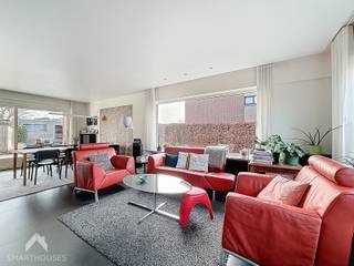 <p>Interessant gelegen vrijstaande woning op 592m² in een rustige buurt bestaande uit een inkomhal met gastentoilet, lichtrijke leefruimte met eet-en zithoek, ingerichte keuken, berging, bureel, slaapkamer met ensuite badkamer (douche, lavabo en toilet), garage en een aangelegde tuin met gezellige zonneterrassen en gemetste tuinberging. Op het verdiep zijn 3 ruime slaapkamers waarvan 2 met eigen lavabo + ingemaakte kasten en afzonderlijk toilet en een geïsoleerde bergzolder.</p>
<p>Extra troeven:</p>
<ul>
<li>Energiezuinig (geen renovatieplicht)</li>
<li>Voorzien van 14 zonnepanelen</li>
<li>2 regenwaterputten (12.000L)</li>
<li>Bewoonbare oppervlakte van 257m²</li>
<li>Private oprit voor 2 wagens en mogelijkheid tot plaatsen carport.</li>
<li>Vlotte verbinding naar allerlei faciliteiten en belangrijke in-en uitvalswegen</li>
<li>op 150m van de Leie</li>
<li>Op fietsafstand van Kortrijk</li>
<li>Instapklaar</li>
</ul>
<p></p>
<p>Deze woning is te koop ZONDER makelaar via het concept van Smart Houses! Wenst u verdere inlichtingen of bezoek? Contacteer rechtstreeks de eigenaar via 0472/32.23.99</p>