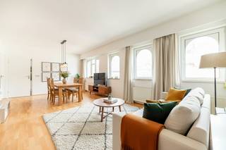 1000 Brussel (Rue Philippe Le Bon 24/28 - A4.12) - Gelegen in het hart van de Europese wijk, vlakbij het Ambiorixplein, presenteert TREVI u een prachtig duplexappartement met 2 slaapkamers en een terras! Dit appartement is als volgt ingedeeld: hal met inbouwkasten, gastentoilet, woon-/eetkamer, volledig uitgeruste keuken. Op de bovenverdieping: twee slaapkamers, waarvan één met terras, elk met een eigen badkamer, apart toilet. In de kelder: een kelderruimte en een parkeerplaats. <br /><br />** TECHNISCHE GEGEVENS** <br />- EPC: D+; 31 kg CO₂/m²/jaar;<br />- Elektriciteit conform de voorschriften;<br />- Individuele meters voor water (doorvoer), gas en elektriciteit;<br />- VvE met 15 appartementen en 15 parkeerplaatsen<br /><br />**FINANCIËLE VOORWAARDEN** <br />Verkoopprijs: 470.000 € <br />Basisaktekosten ten laste van de koper (± 800 € excl. btw) <br />Mogelijkheid tot aankoop van een parkeerplaats voor 25.000 €