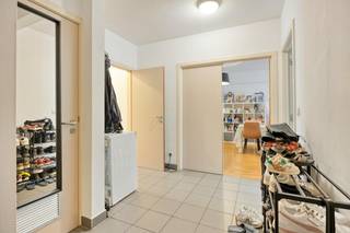 Appartement (85m²) met twee slaapkamers, gelegen op de tweede verdieping van een gezinsvriendelijk gebouw aan de Waverse Steenweg 212 in Elsene. Het appartement is gelegen vlakbij het Parc du Viaduc waardoor u in de buurt kan genieten van een aangename groene ruimte om in te vertoeven.<br /><br />Het appartement is als volgt ingedeeld: <br />- ruime inkomhal<br />- apart toilet <br />- woonkamer met eetkamer en toegang tot het balkon aan de straatzijde<br />- keuken voorzien van koelkast met diepvriezer, vaatwasmachine, kookplaat, dampkap en eettafel (wasmachine is van de huurder)<br />- twee slaapkamers voorzien van een vloer in parket <br />- badkamer met dubbele wastafel en ligbad <br />- kelder n°9 op -1<br />- mogelijkheid om het gebruiksrecht van een ondergrondse staanplaats (nr. 1.14) aan te kopen voor 25.000 EUR (niet inbegrepen in de prijs)<br /><br />Let op: het betreft een gebruiksrecht en geen volle eigendom van de staanplaats.<br /><br />Er is een boiler (100 à 200 liter) voorzien voor warm water in de keuken en badkamer. Daarnaast wordt het appartement verwarmd via een gemeenschappelijke gasketel (geen condensatie).<br /><br />Het appartement beschikt over een gunstig EPC (label C) waardoor reeds wordt voldaan aan de energetische normen opgelegd voor Brussel in 2045.<br /><br />De buurt wordt door de huidige huurders als bijzonder aangenaam en gezinsvriendelijk ervaren. Op korte afstand bevindt zich het Parc du Viaduc, een aangenaam groen park waar regelmatig evenementen worden georganiseerd. Daarnaast beschikt het appartement over een vlotte verbinding met de rest van Brussel.<br /><br />Het appartement is momenteel verhuurd.<br /><br />Wenst u dit appartement graag te bezichtigen of meer informatie te ontvangen? Dien uw aanvraag in via www.dewaele.com of neem contact op met Danielle Kaluza via 0491 27 21 88.
