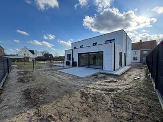 INDELING: * inkomhall met gastentoilet * bureel * grote leefruimte met keukenhoek  * ruime berg-/wasplaats * 3 ruime slaapkamers * grote badkamer met...