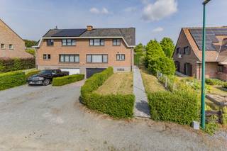 Immo Pické vous propose cette maison située dans un endroit extrêmement calme et parfaitement entretenue, au cœur d'un quartier résidentiel et à proximité des écoles, des commerces, des transports en commun et d'autres axes routiers importants. Au rez-de-chaussée, la maison comprend un hall d'entrée, un vestiaire avec toilettes pour invités, un salon avec coin repas et une cuisine spacieuse. Au premier étage, on trouve un couloir, 3 chambres et deux salles de bains. La maison dispose également d’un grenier de rangement, d’un garage spacieux et de quelques caves. À l’arrière de la maison, on trouve une grande terrasse avec un débarras et un jardin. Devant le garage, il y a encore quelques places de stationnement. Obligation de rénovation applicable. Le logement ne sera disponible que dans un délai maximal de 2 mois après la signature de l'acte.