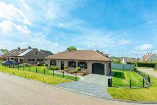 Prachtig gelegen bungalow in zeer mooie en rustige buurt, maar toch op wandelafstand van alle voorzieningen (scholen, station, ...). Indeling:...