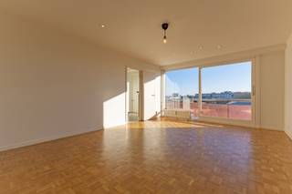 Immo Pické vous propose cet appartement rénové et prêt à emménager, situé au quatrième étage (avec ascenseur) d'un immeuble bien entretenu. L'appartement est idéalement situé à proximité des commerces, des transports en commun, des écoles et des transports publics. L'appartement se compose d'un hall d'entrée, d'un salon lumineux avec cuisine équipée attenante, d'une grande terrasse, de 2 chambres spacieuses, de toilettes séparées et d'une salle de bains spacieuse avec douche. De plus, cet appartement dispose d'une cave privative. Achat d'une place de parking ouverte pour 20 000 euros obligatoire.<br />Charges mensuelles : 316,50 euros (y compris l'eau chaude, l'eau froide, le chauffage, l'entretien des parties communes, l'électricité des parties communes, l'entretien de l'ascenseur et du jardin, l'assurance incendie, les frais de syndic, versement de 31 euro/m fonds de réserve inclu).