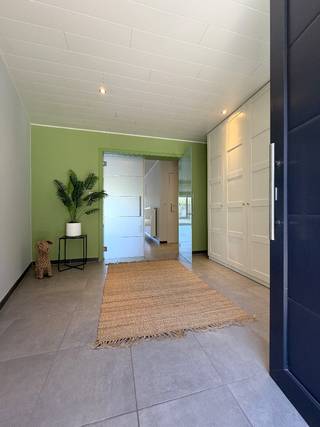 *** BEZOEKDAG 17/5/26 VOLZET ***<br /><br />Knap &amp; SCHERP GEPRIJSD woongeheel met mogelijkheid voor oa functionele woon- en werkcombinatie / co-housing / kangoeroewoning / ... Onder andere de openheid van de leefruimtes in combinatie met de natuurlijke lichtinval, de royaal ingedeelde garage, de privacy van de stadstuin... versterken de kracht van dit pand. Daarnaast zorgt de ligging voor een zeer praktisch wooncomfort in de dichte nabijheid van alle voorzieningen (bakker, supermarkt, slager, ...). Kom &amp; verken!<br /><br />Het GELIJKVLOERS verdeelt zich in :<br />* Inkomhal met vestiaire<br />* Polyvalente leefruimte met voorziening voor slaapkamer<br />* Toiletruimte<br />* Zeer ruime garage met aansluitende wasruimte<br />* Stadskoer<br />* Kelder (droog) <br /><br />De 1ste VD omhelst:<br />* Royale leefruimte met eet- en zitkamer &amp; pelletkachel<br />* Open woonkeuken<br />* Terras<br />* Badkamer (dubbele wastafel / ligbad / inloopdouche / toilet)<br /><br />De 2e VD omvat :<br />* Master bedroom met dressing<br />* Slaapkamer<br />* Nachthal met bureauruimte<br />* Technische berging<br /><br />EXTRA TROEVEN! Instapklaar / Ruim woongeheel / Achterzijde volledig omhuld in PRIVACY / Meerdere bestemmingsmogelijkheden / ...<br /><br />Sted Inl in aanvraag.