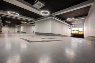 Ruime gesloten garagebox gelegen in hartje Zoute onder het Albertplein.Deze makkelijk bereikbare garagebox is gelegen op niveau -1.Hoge...