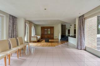 Gelegen op een toplocatie in het gegeerde Heikant-Rotselaar biedt deze uitstekend onderhouden woning een unieke combinatie van rust, ruimte en een vlotte bereikbaarheid. Dankzij de nabijheid van winkels, scholen, openbaar vervoer en de oprit van de E314 geniet u hier van alle comfort binnen handbereik. De woning beschikt over drie volwaardige slaapkamers, een badkamer en een aparte douchekamer, waardoor ze ideaal is voor gezinnen. Hoewel de woning steeds met de grootste zorg werd onderhouden, is een energetische renovatie aangewezen. Het EPC-label E is voornamelijk te wijten aan de verouderde mazoutketel, waardoor er interessante mogelijkheden zijn om de energieprestaties aanzienlijk te verbeteren. Verder is de woning volledig onderkelderd, wat zorgt voor een overvloed aan opslagruimte of hobbymogelijkheden. Ook parkeren vormt geen enkel probleem dankzij de aanwezige parkeermogelijkheden. Het ruime perceel van 14 are 76 ca biedt tal van mogelijkheden om volop te genieten van de tuin en de groene omgeving. Een ideale woning voor wie op zoek is naar een uitstekende ligging, een solide basis en de kans om een eigendom volledig naar eigen smaak en hedendaagse energienormen te moderniseren.