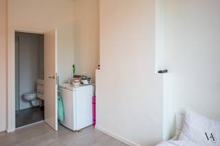 Deze studentenkamer ligt in een kleinschalige residentie, enerzijds op een steenworp van het station van Leuven, en anderzijds vlakbij het historische stadscentrum. Diverse faculteiten zijn op wandelafstand gelegen.<br /><br />Het volledige gebouw werd in 2016 aan een totaalrenovatie onderworpen en beschikt aan de achterzijde over een gemeenschappelijke koer en fietsenstalling. In de kelderverdieping is er ook een gemeenschappelijke keuken die de studenten kunnen gebruiken.<br /><br />Kamer 0202 ligt op de tweede verdieping aan de achterzijde van het gebouw. Deze kamer heeft een privé badkamer met douche, lavabo en toilet. De kamer is bovendien bemeubeld.<br /><br />De kamer is verhuurd voor academiejaar 2025-2026. Als investering betreft dit aldus een perfecte opportuniteit.<br /><br />Contacteer ons voor meer info over de huidige huurvoorwaarden, of voor een bezoek ter plaatse.