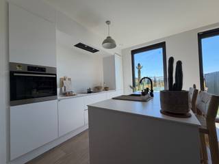 <p><strong>Hoogwaardig afgewerkt duplexappartement op de gelijkvloerse verdieping. Beschikt o.a. over drie slaapkamers, tuin met terras en een ondergrondse autostaanplaats. EPC: 65 kWh/m². Gemeenschappelijke kosten: € 60,00 (provisie). Beschikbaar vanaf 15/07/2026.<br /><br /></strong><strong>Ligging: </strong>Residentie Berthout is gelegen in een nieuwe stadsontwikkeling aan Baantveld, een rustige verbindingsstraat tussen de ring en het centrum van Geel. De ontsluiting naar omliggende gemeenten en de autosnelweg E313 is optimaal. Op slechts 1 km van de Markt en in de nabijheid van winkels, openbaar vervoer, scholen en horeca.</p>
<p><strong>Indeling: </strong><em>Gelijkvloerse verdieping:</em> inkomhal met trap, apart toilet, berging, leefruimte met open keuken, terras, tuin, inpandige tuinberging en ondergrondse autostaanplaats.<br /><em>Eerste verdieping:</em> nachthal, technische ruimte/berging, apart toilet, drie slaapkamers en badkamer met inloopdouche.</p>
<p><strong>Beschrijving: </strong>Dit duplexappartement maakt deel uit van residentie Berthout in Geel. Hoewel het officieel als appartement is aangeduid, heeft het in de praktijk het karakter van een gesloten woning met een gelijkvloerse en eerste verdieping.</p>
<p>U betreedt de woning via de inkomhal met trap naar de bovenverdieping, een apart gastentoilet en een praktische berging onder de trap. Aansluitend bevindt zich de leefruimte met open keuken en keukeneiland. De keuken is volledig uitgerust met combi-oven, kookplaat, dampkap, vaatwasser en koelkast. De tuin met terras en achterpoortje biedt toegang tot een inpandige tuinberging.</p>
<p>Op de bovenverdieping bevindt zich een technische ruimte die tevens kan dienen als berging, evenals een tweede apart toilet. Via de nachthal bereikt u de drie slaapkamers en de badkamer, uitgerust met een inloopdouche en dubbele lavabo. Verder beschikt het appartement over een autostaanplaats in de ondergrondse garage. EPC: 65 kWh/m². Gemeenschappelijke kosten: € 60,00 (provisie). Beschikbaar vanaf 15/07/2026.</p>