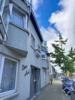 Dit lichtrijke en instapklare appartement bevindt zich op de tweede verdieping van een kleinschalige residentie met lift.<br /><br />U komt binnen via de inkomhal, voorzien van praktische ruimte voor het opbergen van schoenen en jassen. Vervolgens bereikt u de ruime en aangename woonkamer, die dankzij de grote raampartijen geniet van veel natuurlijke lichtinval.<br /><br />Een absolute troef zijn de twee terrassen: een terras aan de voorzijde en een groter terras dat rechtstreeks toegankelijk is via het schuifraam in de woonkamer. Aansluitend bevindt zich de ingerichte keuken.<br /><br />Via de nachthal bereikt u de recent gerenoveerde badkamer, twee volwaardige slaapkamers en een apart toilet.<br /><br />Garage optioneel bij te huren<br />De eerste garage bij het binnenrijden van het garagecomplex kan worden bijgehuurd voor € 50,00 per maand.<br /><br />Praktische informatie:<br />• Onmiddellijk beschikbaar<br />• Verwarming op elektriciteit<br />• Lift aanwezig<br />• Huurprijs: € 775,00/maand (incl. syndicuskosten)<br />• Garage optioneel: € 50,00/maand<br />• Totaal inclusief garage: € 825,00/maand<br /><br />Interesse in een bezoek?<br />Schrijf u eenvoudig in voor het beschikbare bezoekmoment en ontdek dit appartement ter plaatse!