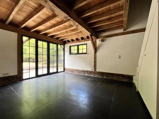 Deze gezellige woning is gelegen in een uitermate rustige en bosrijke omgeving gelegen in verblijfsrecreatie - permanent wonen toegelaten. Indeling: een woonkamer 29m² met draai- en kiepramen zodat u toegang heeft tot de tuin. Een open keuken 14m² voorzien van een gasfornuis, spoelbak, oven, ijskast, vaatwasmachine en diverse bergkasten. Aan de keuken heeft u een aangrenzende ruimte met aansluiting voor een wasmachine en een droogkast. Tevens is er een slaapkamer en een comfortabele badkamer met bad, douche en lavabo in meubel. Op de eerste verdieping heeft u een overloop en 2 slaapkamers 13m² en 9m². Het eigendom is volledig omringd door een zonovergoten grote fraai aangelegde tuin. Bijzonderheden: vloerverwarming op de gelijkvloerse verdieping en op de eerste verdieping zijn er radiatoren. Deze buurt is ideaal voor opgroeiende kinderen of om te ontspannen na een drukke werkdag.