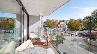 <strong>Subliem appartement in een recente residentie op een triple A ligging in hartje Zoute, zuidgericht en met prachtig open zicht op de villa's.</strong><br /><br />Indeling: Inkomhal met vestiaire en gastentoilet, lichtrijke leefruimte uitgevend op het zuid gerichte terras, eethoek en royaal ingerichte open keuken (Oyster white marmer en Miele toestellen). Master bedroom met aansluitende douchekamer (afgewerkt met marmer). Tweede grote slaapkamer met douchekamer. Privatieve kelder in de residentie.<br /><br />Mogelijkheid tot het overnemen van een huurcontract voor een ruime garagebox aan de overkant van de residentie.<br /><br />Een appartement om bij weg te dromen!<br />Contacteer ons voor een bezoek.<br /><br />EPC: 90 kwh/m²/j UC: 20220211-0002544414-RES-1