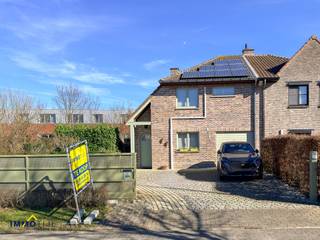 Deze uitstekend onderhouden halfopen bebouwing verwelkomt u via de inkomhal met gastentoilet. De ruime en lichtrijke leefruimte met eetplaats...