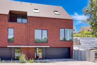 <p><span>Située à deux pas de Louvain, à proximité de toutes les principales voies d'accès et offrant une magnifique vue dégagée sur la vallée de la Voer, nous avons le plaisir de vous proposer à la vente cette maison semi-ouverte, qui allie un agencement bien pensé à de spacieux espaces de vie. Au niveau de la rue se trouvent le hall d'entrée et un garage pouvant accueillir une voiture. Au rez-de-chaussée se trouvent un débarras, une cuisine ouverte avec coin repas et un vaste espace de vie qui, grâce à ses grandes baies vitrées, profite pleinement de la vue panoramique sur la vallée de la Voer. Le premier étage abrite trois chambres et un bureau. La chambre parentale dispose d’un dressing privé et d’une salle de bains attenante, tandis que les deux autres chambres partagent une deuxième salle de bains. Pour un confort de vie accru, tous les étages sont reliés entre eux par un ascenseur. La maison est proposée dans un état semi-fini. Cela signifie que tous les équipements techniques, la chape et les enduits ont déjà été réalisés, tandis que les finitions intérieures et l’aménagement extérieur peuvent encore être réalisés entièrement selon vos goûts. L'agencement, les installations techniques et la structure du bâtiment sont déjà fixés et ne peuvent plus être modifiés.</span></p><p><span> </span></p>