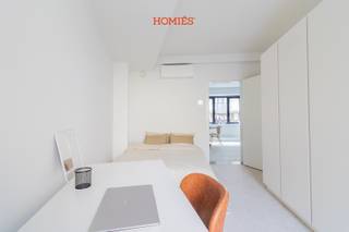 Dit compacte en slimme ingedeelde appartement is gelegen op een toplocatie vlakbij het Ladeuzeplein en biedt een uitstekende opportuniteit voor zowel investeerders als eigen bewoners. Het appartement maakt deel uit van een gebouw dat in 2024 volledig werd gerenoveerd met kwalitatieve materialen en moderne technieken. De indeling omvat een lichtrijke leefruimte met open keuken en eetplaats, een comfortabele slaapkamer met ensuite badkamer en een praktische berging met wasplaats. Aansluitend is er een terras dat extra leefruimte biedt. Het appartement wordt volledig bemeubeld verkocht en is dus meteen klaar voor gebruik of verhuur. Dankzij de aanwezige lucht-lucht warmtepomp geniet je van verwarming en koeling, terwijl zonnepanelen, een ventilatiesysteem en nieuwe ramen zorgen voor een uitstekende energieprestatie met EPC-label A. Elke unit beschikt over eigen meters, wat zorgt voor transparante en individuele verbruikskosten. Het gebouw is uitgerust met een lift, conforme elektriciteit en is volledig asbestvrij. Daarnaast zijn er extra bergingen in de kelder aanwezig. Een belangrijk financieel voordeel is de vrijstelling van onroerende voorheffing tot en met 2029. Door de beperkte oppervlakte is dit appartement geschikt voor zowel studenten als vaste bewoners, wat de verhuurmogelijkheden aanzienlijk vergroot. Bijkomend kan een handige berging aangekocht worden voor slechts 2.500 €. Mis deze kans niet en neem snel contact op met ons via info@homies.be of via 016/22 82 22!