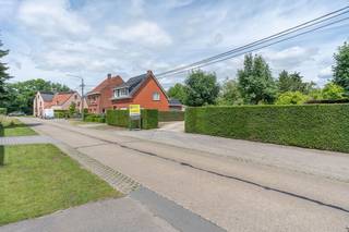 Zeer mooie bouwgrond van 1.260 m² voor het bouwen van een vrijstaande bebouwing met bijgebouw, nabij het centrum van Tielen.<br /><br />Perceelbreedte vooraan bedraagt 21 meter en een diepte van circa 60 meter.<br /><br />Bebouwbare voorgevelbreedte 15 meter, bouwdiepte gelijkvloers 17 meter, 1ste verdieping 13 meter en onder dak 9 meter. In de tuin kan een bijgebouw geplaatst worden binnen de zone voor bijgebouwen met een oppervlakte die maximaal 75 m² bedraagt. <br /><br />OP het perceel zijn reeds enkele mooie bomen geplaatst. <br /><br />De bouwgrond is gelegen nabij het centrum van Tielen op wandelafstand van scholen, winkels en het treinstation.<br /><br />Indien u meer informatie wenst (opmetingsplan, bouwvoorschriften, ...) of een plaatsbezoek wenst, tel. 014 71 50 08 of e-mail: christoffel@vastgoedpicavet.be .<br />