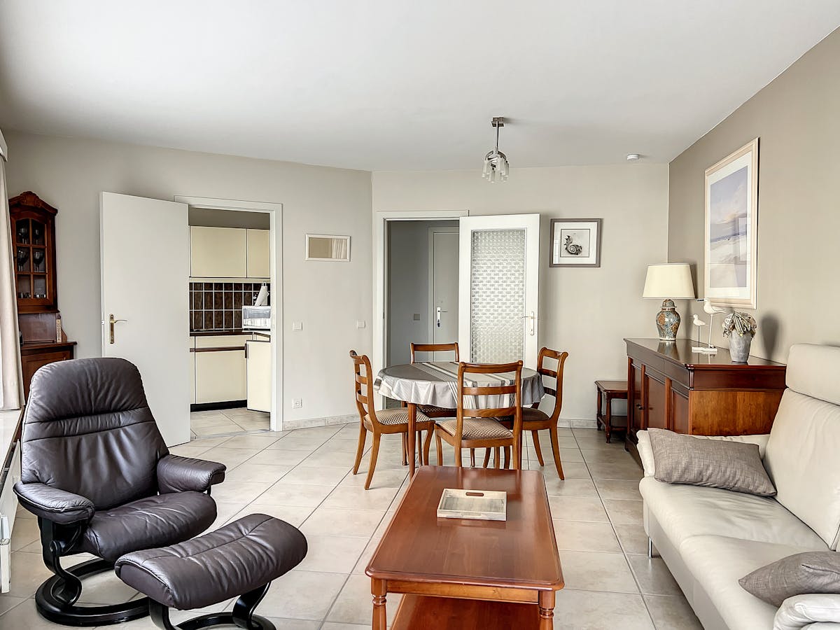 Gemeubeld appartement met staanplaats te huur in Oostende. - foto 4