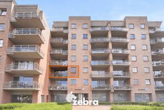 Ontdek dit aangename appartement gelegen op de tweede verdieping, gunstig gelegen nabij het centrum van Roeselare.<br /><br />Bij binnenkomst word je verwelkomd in een ruime inkomhal met een gastentoilet. De inkomhal leidt je naar de ruime woonkamer. Grote ramen zorgen voor natuurlijk lichtinval. Vanuit de woonkamer heb je directe toegang tot het eerste terras. De keuken van dit appartement is volledig geïnstalleerd en voorzien van moderne apparatuur.<br /><br />Daarnaast biedt dit appartement twee comfortabele slaapkamers met voldoende ruimte voor opslag en persoonlijke inrichtingsopties. Via deze twee slaapkamers is er een extra terras bereikbaar aan de achterzijde van het appartement. De badkamer bestaat uit een douche, ligbad en dubbele lavabomeubel.<br /><br />Het appartement wordt verwarmd via elektrische verwarming en er is dubbele beglazing met aluminium raamwerk. EPC-label C.<br /><br />De garage kan ook aangekocht worden aan 25.000 EUR.<br /><br /><strong>Ook wild geworden van dit handelspand?<br />Twijfel niet langer en leg vandaag nog uw bezoek vast!</strong>