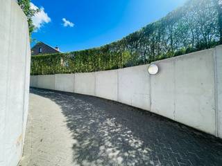 Brugge Sint-Michiels , ruime garagebox te koop in net gebouw.