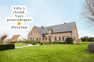 Een woning zoals ze tegenwoordig niet meer bouwen: ruim, uiterst kwalitatief, stijlvol, verfijnd, met edele materialen, een dubbele garage, een groot zuidgericht perceel, een top locatie op den buiten maar toch zo dichtbij alle faciliteiten, scholen, autosnelwegen. Kortom een chique villa waar het goed vertoeven is en die alleen nog maar wacht op een groot gezin met veel vrienden en familie om te verwelkomen.<br />Een woning in perfecte staat van onderhoud die u alleen maar hoeft te waarderen en vervolgens naar eigen smaak in te richten.<br />Vlotte verbinding naar alle grote autosnelwegen richting Rijssel, Paris, Brussel, Luik, Brugge en Kortrijk.<br /><br />Indeling gelijkvloers : inkomhal met traphal, rechts grote leefruimte met eetplaats en salon, tweede leefruimte met een prachtige schouw, keuken met eethoek, achterkeuken met berging en wasplaats, dubbele garage. Links is er het eerste slaapgedeelte met 2 slaapkamers of een bureel, een badkamer en een apart toilet. Verder is er ook een goede authentieke kelder.<br /><br />Indeling eerste verdieping: 3 extra grote slaapkamers, een badkamer en een apart toilet. De ruime nachthal kan perfect dienen als bureel of als relax ruimte. Mooie extra troef is het potentieel op de geïsoleerde zolder.<br /><br />De buitenomgeving spreekt voor zich als u naar de foto's kijkt. De tuin werd over de jaren perfect onderhouden door een welgekende tuinman van de streek. Zeer praktisch tuinhuisje en groot terras aanpalend aan de keuken en de living. Aanpalend aan de achterkant een grote groene weide van 2500 m². Mogelijkheid om aanpalende bouwgrond te kopen op het perceel van 3000 m² (zie laatste foto)<br /><br />Kom zeker een bezoek brengen aan dit exclusief pand. Wij helpen u graag verder in uw zoektocht naar een nieuwe woonst.<br />Neem contact op met Fabienne 0475/34.00.40<br /><br /><br />