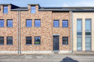 Bezoek deze woning rechtstreeks op de website van Immo Leroi: https://www.immo-leroi.be/pand/kopen-woning-tongeren/6772928?project=True<br /><br />Welkom bij dit luxueuze nieuwbouwproject, met drie prachtige gezinswoningen op een steenworp van het bruisende centrum van Tongeren.<br /><br />Mooie architectuur, lichtrijke, grote ruimtes en een gunstige oriëntatie. Dit knappe project is de ideale plek voor jou en je gezin. Je profiteert hier namelijk van een zeer groene en rustige ligging dichtbij de lagere school, de supermarkten en voldoende recreatiemogelijkheden in de buurt. Zo geniet je van natuurdomein de kevie en kilometers aan velden, allemaal op wandelafstand.<br /><br />Dit project wordt afgewerkt met materialen van de hoogste kwaliteit. De bouwheer koos dan ook voor BEN-woningen (bijna energieneutraal), waarbij de vloeren, muren en daken voorzien zijn van ruime isolatie. Het E-peil is hierdoor lager dan E30, mogelijk zelfs E20.<br /><br />Alle woningen worden casco+ opgeleverd: <br /> x Wind- en waterdicht, met hoogrendementsglas in aluminium ramen;<br /> x Ventilatiesysteem type D;<br /> x Warmtepompinstallatie lucht/water inclusief koeling voor in de zomer;<br /> x Vloerverwarming in de hele woning;<br /> x Afgewerkte elektriciteit inclusief 10 zonnepanelen;<br /> x Volledig gechaped en gepleisterd;<br /><br />Volledige afwerking door de bouwheer is ook mogelijk na bespreking, offertes hiervoor zijn in opmaak.<br /><br />Deze woningen worden verkocht onder het btw-stelsel. Download de brochure in bijlage voor een gedetailleerd prijsoverzicht of contacteer ons voor meer informatie.<br /><br />Deze nieuwe thuis heeft een laag E-peil, een stijlvolle uitstraling, private parkeermogelijkheid én kan nog volledig worden afgewerkt naar jouw wensen.<br /><br />INTERESSE?<br />Interesse in dit prachtige project? Plan dan snel een bezoek door te bellen naar 012 23 00 23 of stel je vragen aan dries@immo-leroi.be.