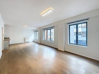 Brussel - Ruim 3 slaapkamer appartement van ±137 m² in het centrum van Brussel.Het appartement bevindt zich in de prestigieuze Zandstraat, op...