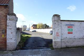 Ruime boxen op een complex gelegen aan de rand van Brugge afgesloten met een kantelpoort.<br /><br />www.desmetpoupeyebruge.be<br /><br />Bel voor meer info 050 47 00 05 of kom langs op ons kantoor te Brugge, Hoefijzerlaan 1 (hoek Smedenstraat).<br /><br /><br />- breedte : 2m90 (inrijbreedte : 3m40) <br />- diepte : 6m30<br />- hoogte : inrijhoogte : 1m90<br /><br /><br />box nr. 16 : onmiddellijk vrij <br />box nr. 43 : onmiddellijk vrij