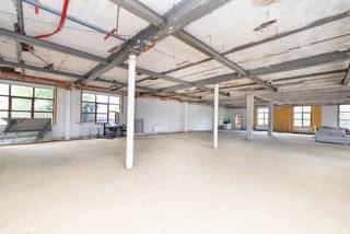 Bright ± 600m² CASCO space LAEKEN, bright ± 600m² CASCO space, located on the 1st floor of an eclectic industrial complex dating from 1910. This...