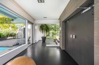 <p>Situé dans le quartier central et animé d'Anvers Zurenborg, cet immeuble unique offre une expérience de vie exceptionnelle dans un bâtiment isolé avec parking. La propriété dispose d'équipements de luxe tels qu'une piscine et un sauna, entourés de verdure, et dispose d'une entrée privée et d'un ascenseur privé.</p>
<p>L'appartement comprend deux chambres spacieuses et deux salles de bains. La suite parentale offre une vue magnifique depuis la terrasse et dispose d'une salle de bains luxueuse avec baignoire, lavabos individuels avec éclairage LED, douche spacieuse avec carrelage luxueux et dressing supplémentaire pour un espace de rangement optimal. La deuxième chambre dispose de sa propre salle de bains, ce qui offre un confort et une intimité supplémentaires.</p>
<p>La cuisine est en excellent état et est équipée d'un immense îlot central comprenant un évier et une plaque de cuisson, entouré de placards spacieux et de branchements. Cet espace est directement adjacent à un jardin et à une terrasse avec des portes coulissantes, ce qui crée une transition harmonieuse entre l'intérieur et l'extérieur. La salle à manger est située à côté de l'îlot de cuisine, ce qui confère une sensation d'ouverture et d'espace à l'ensemble de la surface habitable.</p>
<p>L'appartement offre deux grandes pièces qui peuvent être aménagées de manière flexible en salon, bureau ou une combinaison des deux, selon vos besoins. Le salon est un espace ouvert et artistique, très lumineux et doté d'une cheminée agréable.</p>
<p>Avec ses nombreux rangements grâce à ses grandes armoires encastrées, ce bien offre non seulement luxe et confort, mais aussi fonctionnalité.</p>